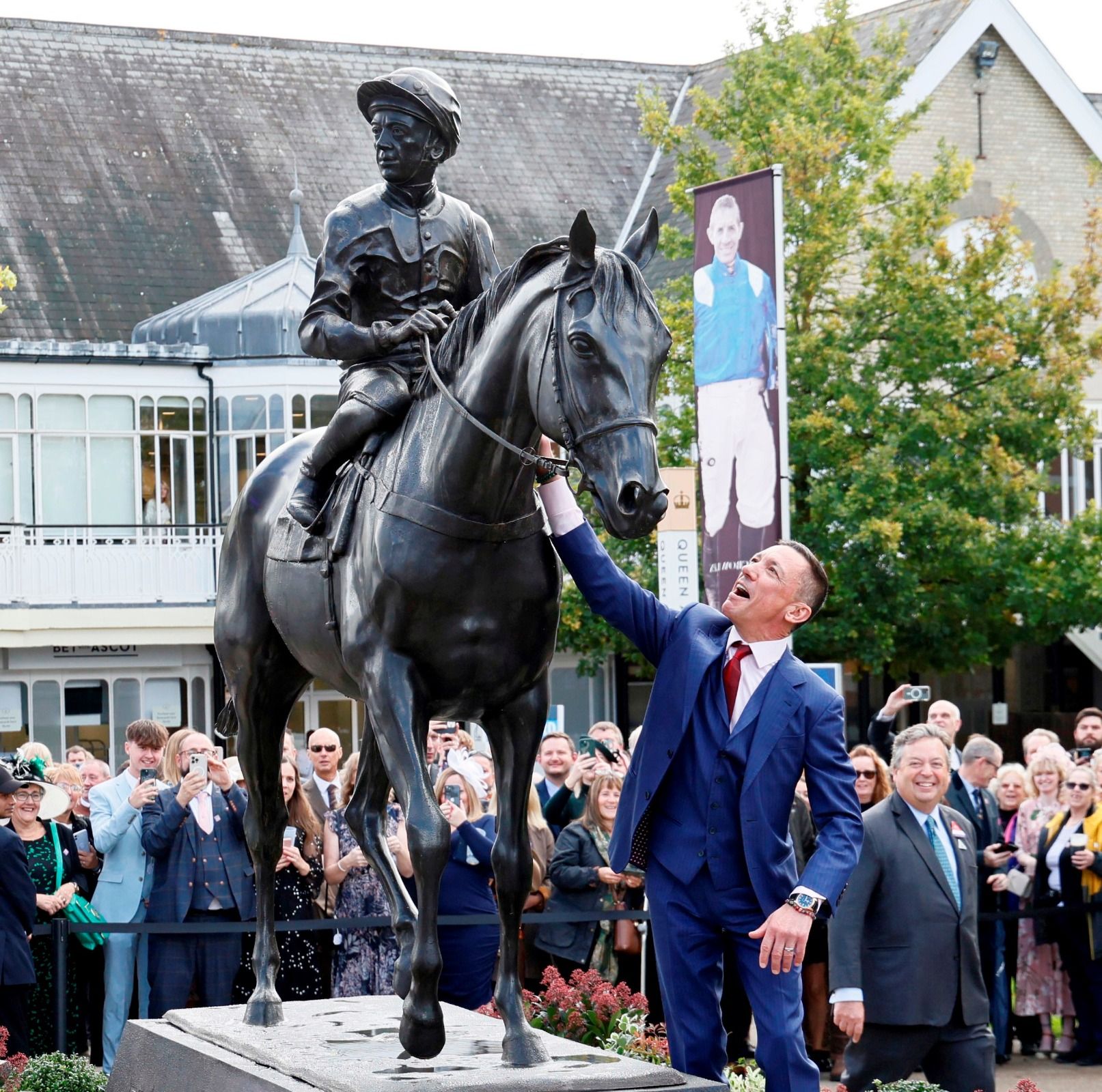 lanfranco-dettori-statue-ascot-20231021.jpeg